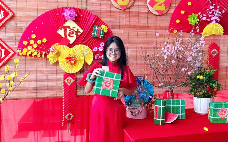 Gian hàng Tết với mô hình bánh trưng bánh tét