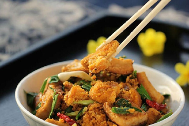 Trứng cá chép xào dưa đơn giản, bắt mắt