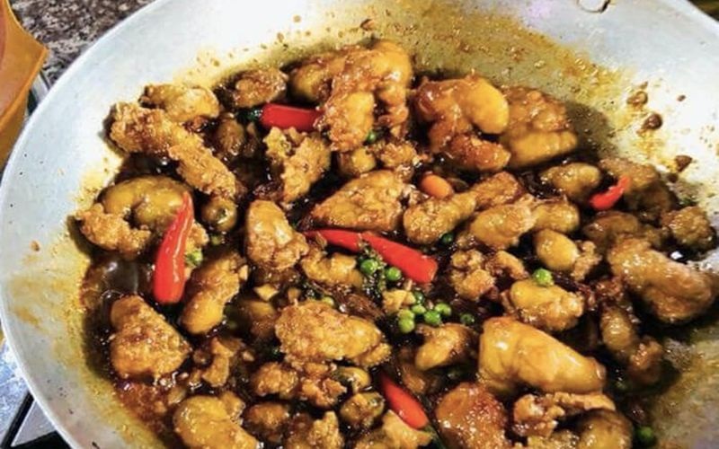 Trứng cá kho tiêu cay nồng, bắt mắt