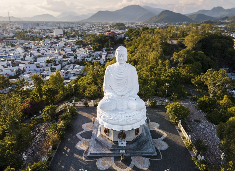 Tượng Phật Trắng tại chùa Long Sơn