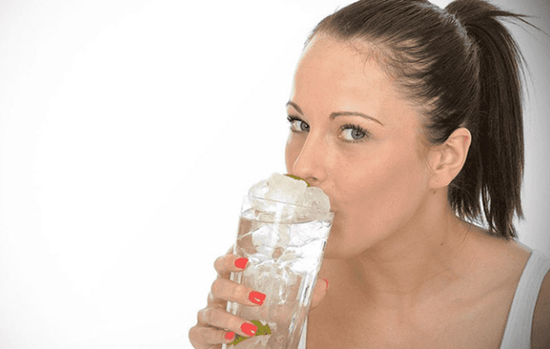 Uống nước đá lạnh gây đau họng