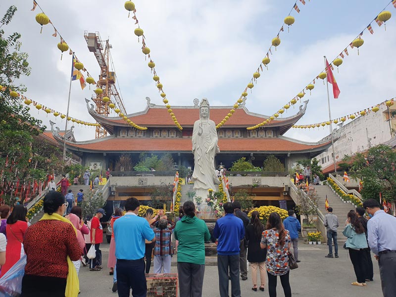 Viếng chùa và thắp hương trong ngày Tết Hạ Nguyên