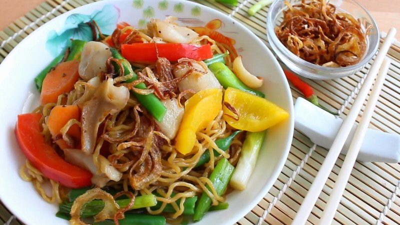 Mì bào ngư xào rau củ thơm ngon