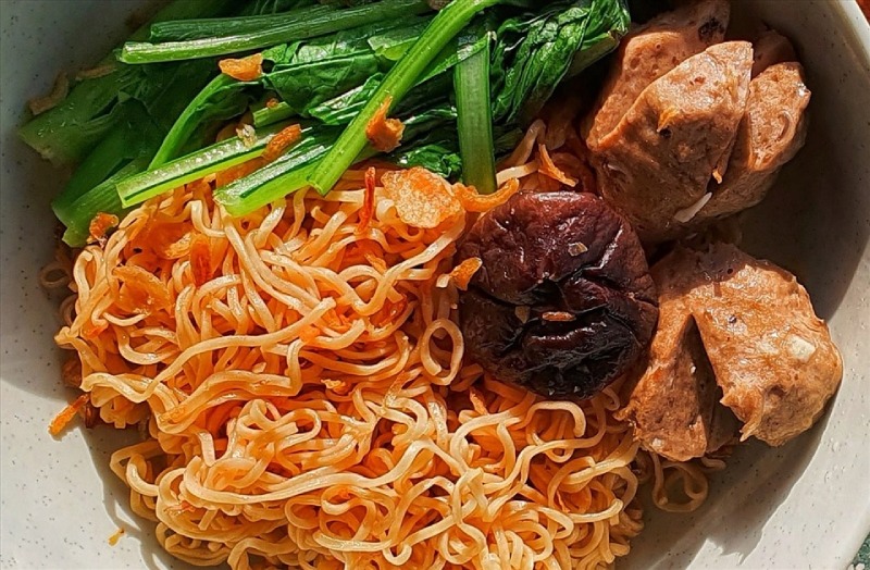 Mì trộn bò viên