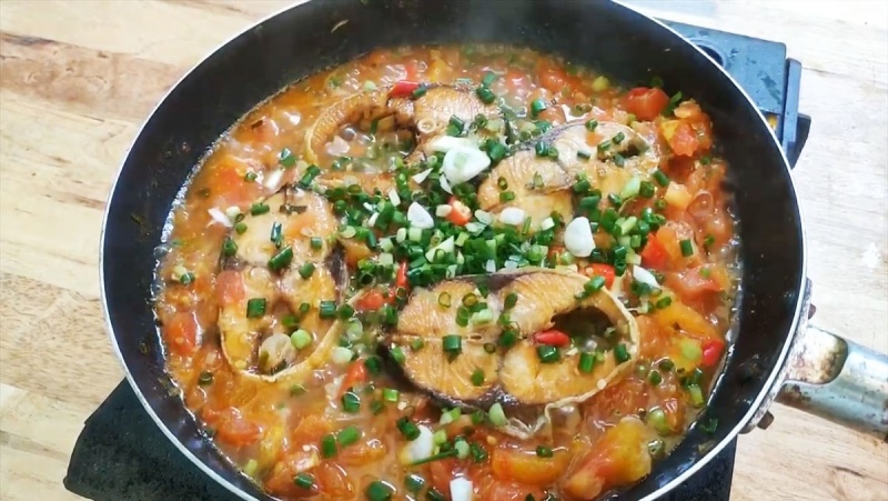 Cá cam sốt cà chua đậm đà, thịt cá săn chắc, món cá cam hấp dẫn