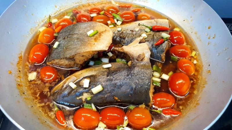 Cá cam kho cà chua đỏ au, vị chua nhẹ dễ ăn, món cá cam truyền thống