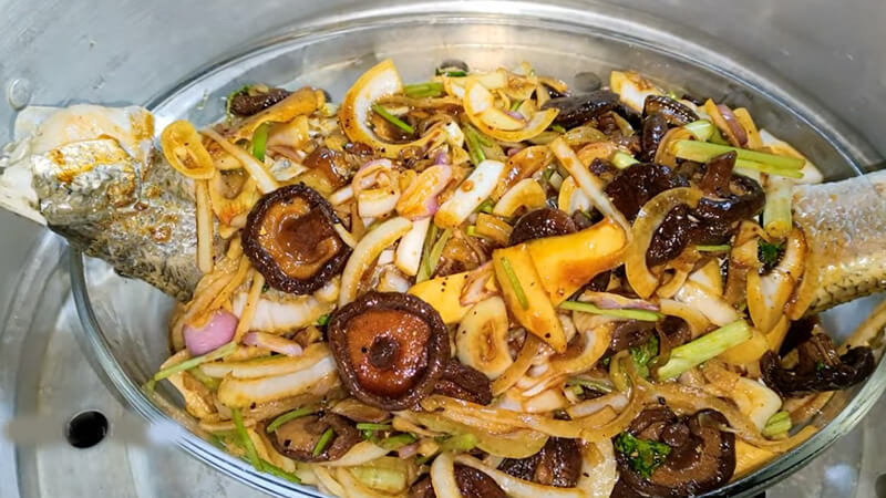 Cá chẽm hấp nấm đông cô