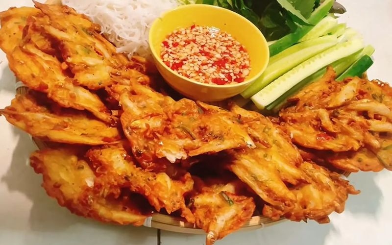 Cá cơm chiên bột giòn rụm, vàng ươm