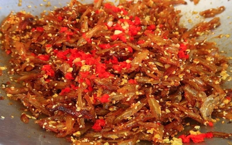 Cá cơm chiên tỏi ớt bắt mắt