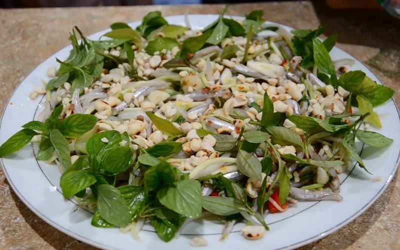 Gỏi cá cơm tươi hấp dẫn