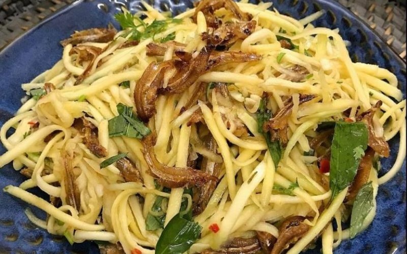 Gỏi xoài cá cơm với vị chua của xoài
