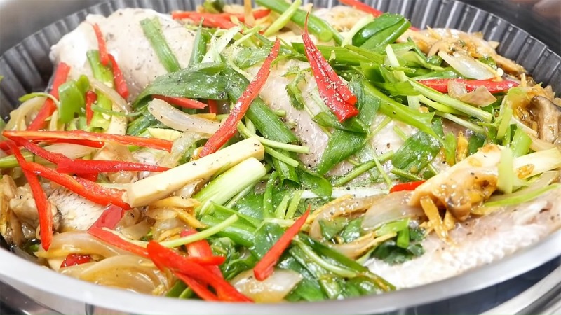 Cá diêu hồng hấp hành gừng thơm dịu, thịt cá mềm và ngọt