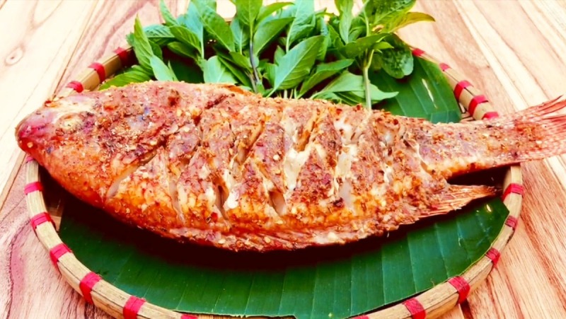 Cá diêu hồng nướng than hồng, da cá xém nhẹ và thịt thơm ngọt