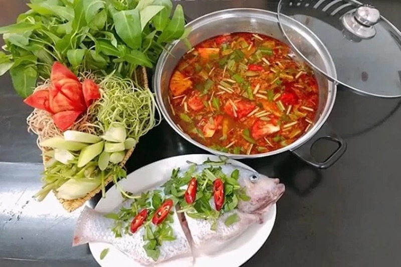 Lẩu cá diêu hồng nóng hổi, nước dùng chua thanh ăn kèm rau
