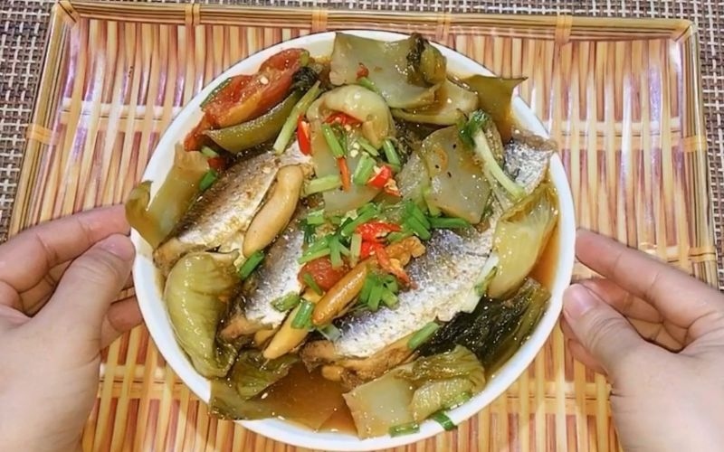 Cá đối kho dưa cải chua dịu, đậm vị quê nhà, món cá đối truyền thống