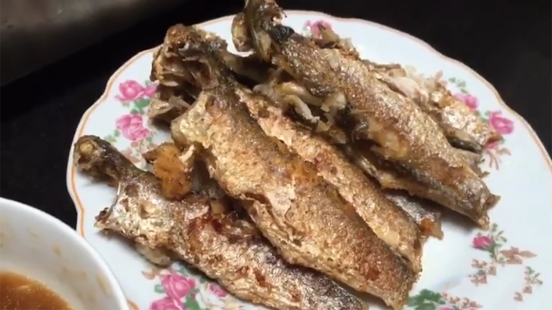 Cá đối chiên giòn vàng ruộm, lớp da giòn rụm, món cá đối ngon miệng