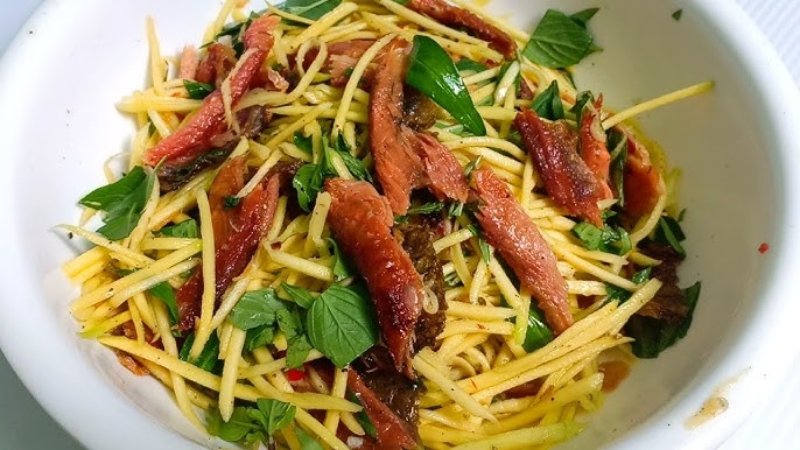Gỏi xoài khô cá dứa chua cay hấp dẫn