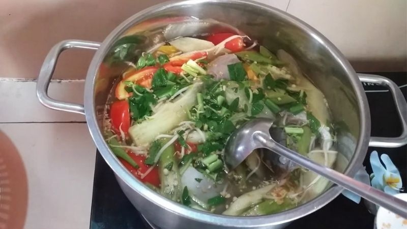 Canh chua cá nheo nấu cà chua và dứa, vị chua ngọt dễ ăn