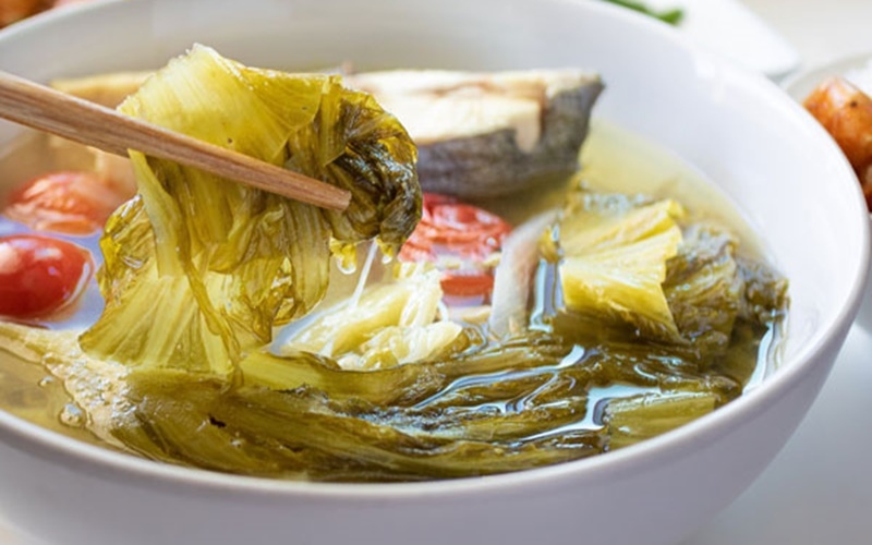 Cá nheo nấu dưa chua dân dã, nước canh chua dịu và thơm hành thì là