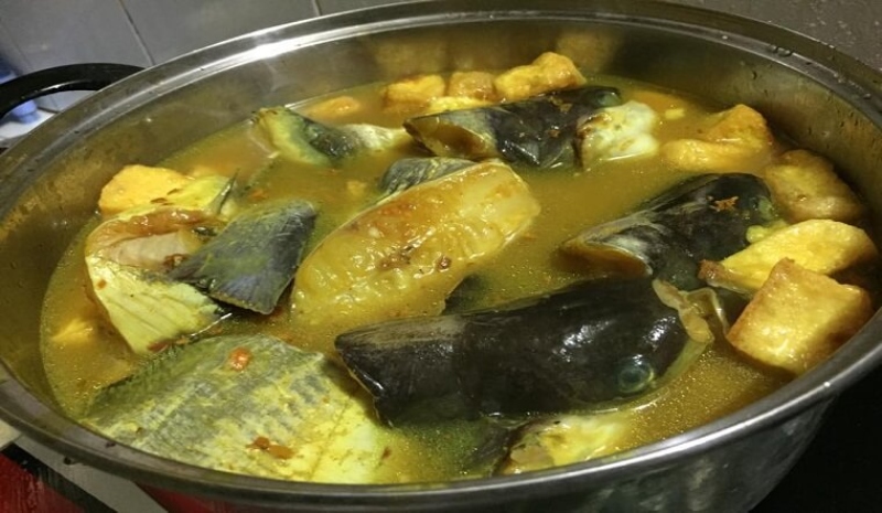 Cá nheo nấu chuối xanh và đậu phụ, nước dùng sánh thơm vị riềng mẻ