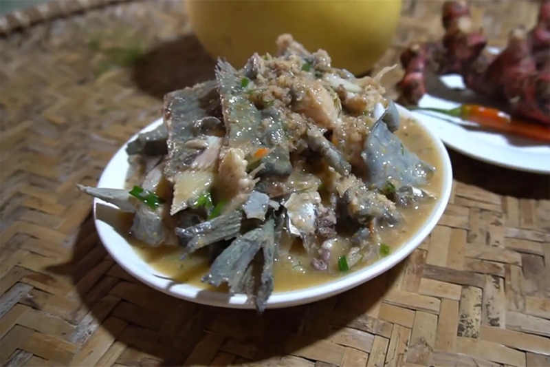 Cá nheo om mẻ chua nhẹ, thịt cá mềm thấm gia vị truyền thống