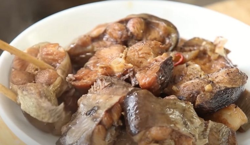 Cá nheo kho đậm đà, kho với nước màu và gia vị