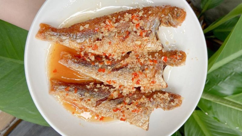 Cá nhồng sốt mắm tỏi đậm đà