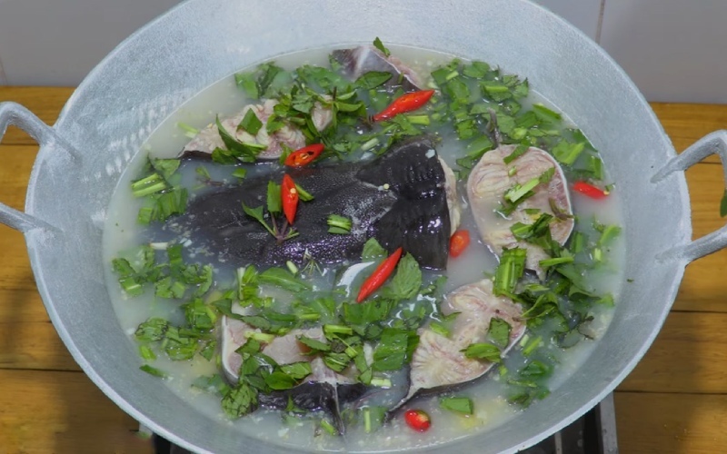 Lẩu cá tầm nấu mẻ