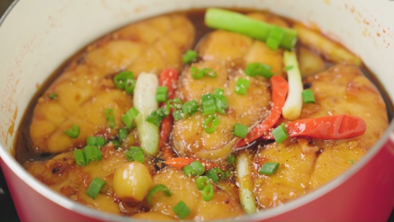 Cá thu kho mặn ngọt hài hòa, thịt cá chắc và đậm vị