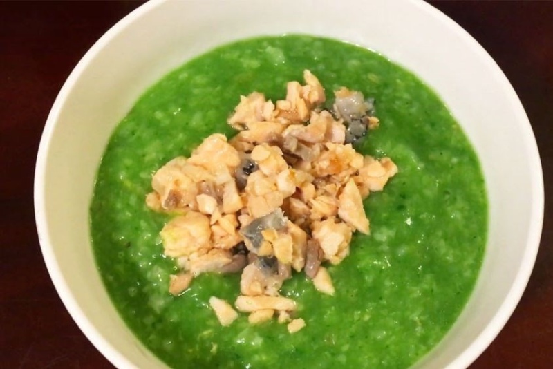 Cháo cá thu nóng hổi, nấu nhừ với hành ngò và tiêu xay