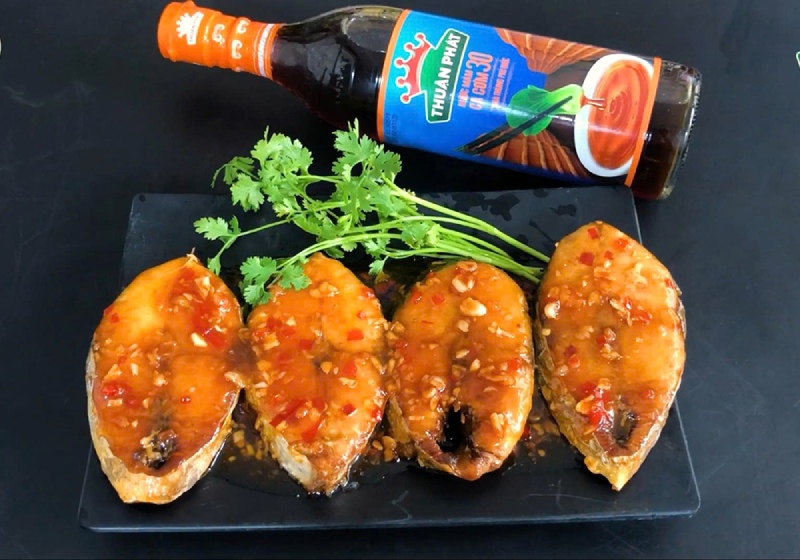 Cá thu chiên vàng giòn, lớp ngoài giòn và thịt cá bên trong mềm