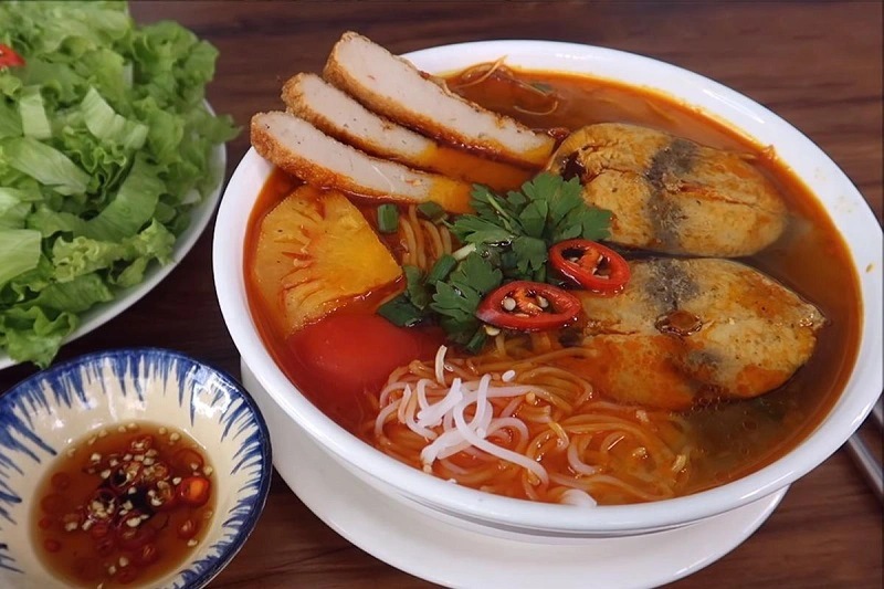 Bún cá thu với nước dùng trong, cá thu tươi và rau ăn kèm
