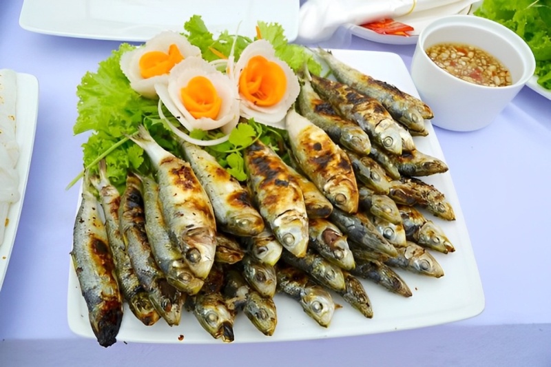 Cá trích nướng than hồng, da cháy xém và thịt cá thơm béo