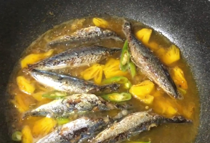 Cá trích kho dứa chua ngọt, nước kho sánh và thơm nhẹ