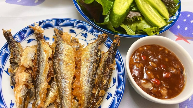 Cá trích chiên giòn vàng ruộm, lớp da giòn và thịt mềm