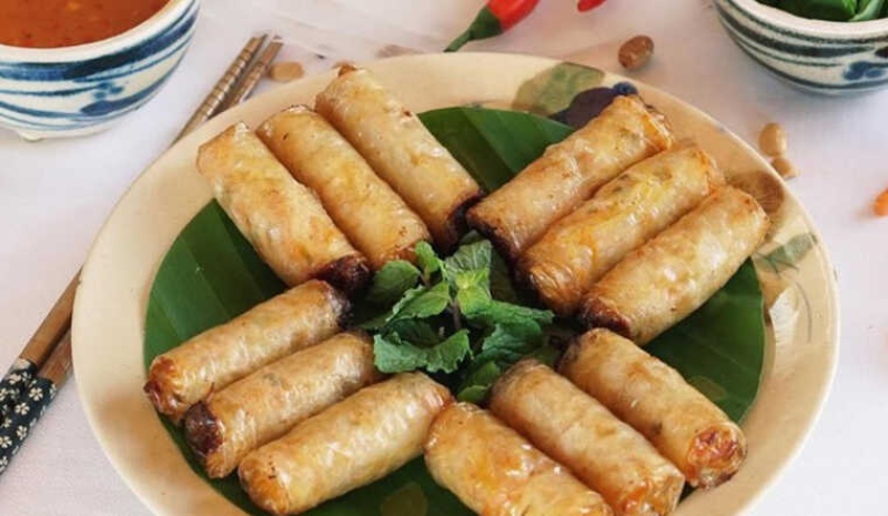 Chả giò cá trích chiên vàng giòn, nhân cá thơm béo