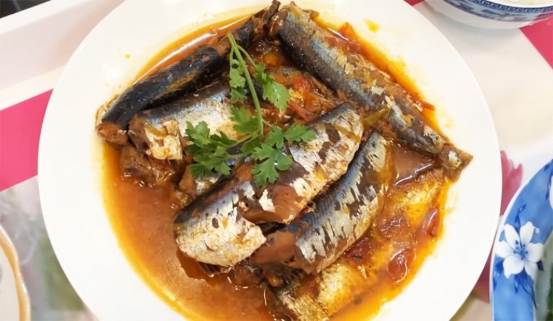 Cá trích sốt cà chua đỏ sánh, vị chua ngọt hài hòa