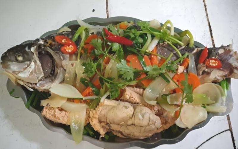 Cá trôi hấp hành gừng quyện hương hành