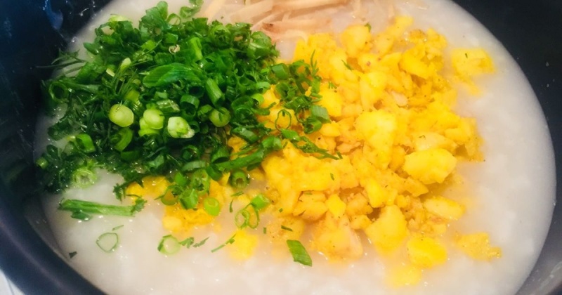 Cháo cá tuyết nóng mềm, bổ dưỡng với thịt cá tuyết ngọt nhẹ