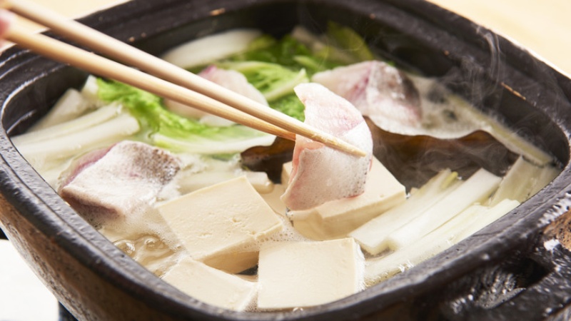 Lẩu cá tuyết nóng hổi, nước lẩu thanh ngọt từ cá tuyết tươi