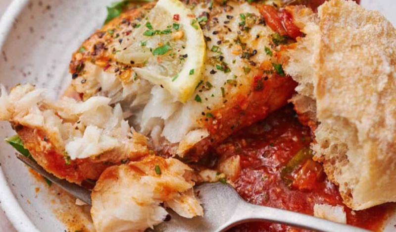 Cá tuyết sốt cà chua đậm vị, sốt cà chua sánh quyện thịt cá