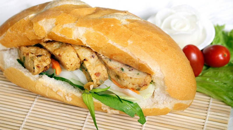 Bánh mì chả mực phù hợp ăn sáng