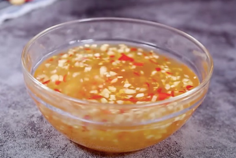 Cách làm nước mắm tỏi ớt chua ngọt đậm đà để trộn gỏi ngó sen