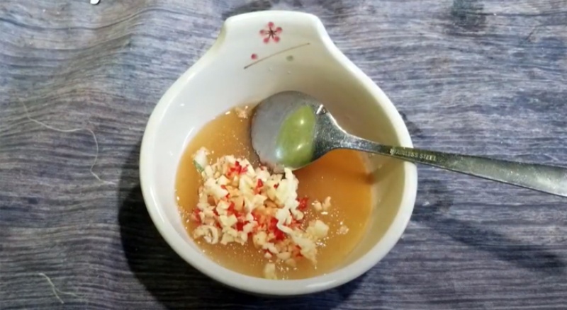 Cách làm nước mắm trộn gỏi xoài khô mực với tỏi ớt băm đậm đà