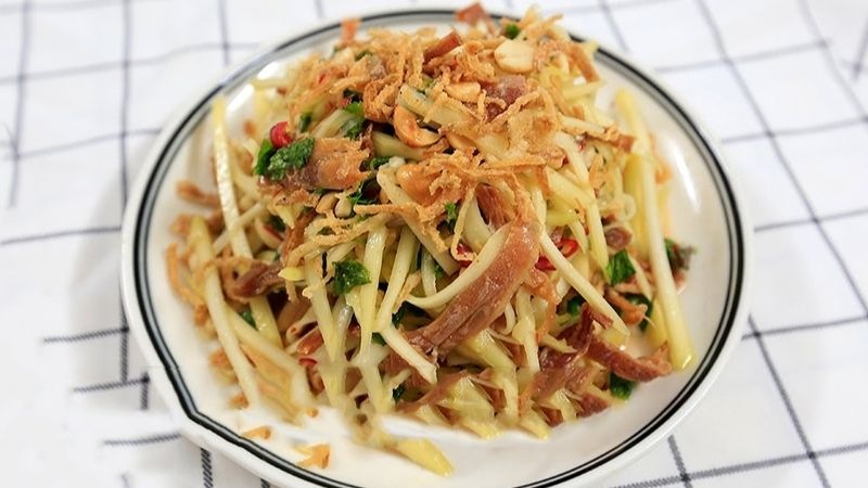 Đĩa gỏi khô mực và xoài hấp dẫn