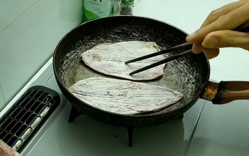 Công đoạn làm khô mực