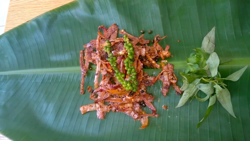 Món khô mực chiên tiêu xanh trình bày trên lá chuối