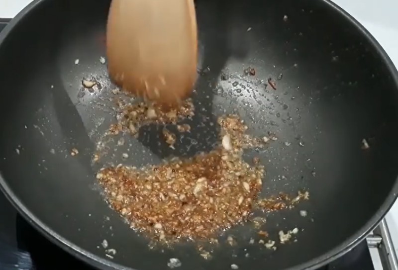 Công đoạn làm hỗn hợp muối ớt để rang khô mực