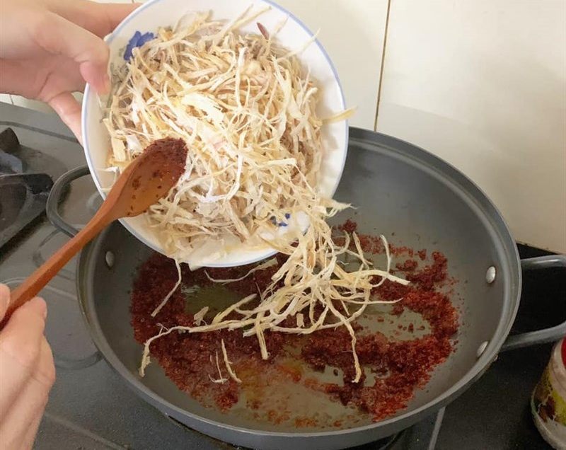 Trộn mực khô xé sợi với nước sốt