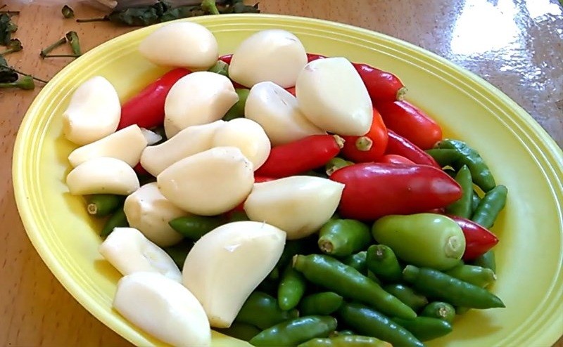 Sơ chế tỏi và ớt